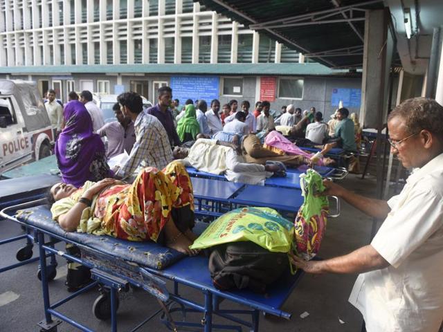 Patients suspected to be suffering from chikungunya or dengue await medical treatment outside the AIIMS hospital on Thursday. (Sushil Kumar/Hindustan Times) Patients suspected to be suffering from chikungunya or dengue await medical treatment outside the AIIMS hospital on Thursday. (Sushil Kumar/Hindustan Times)