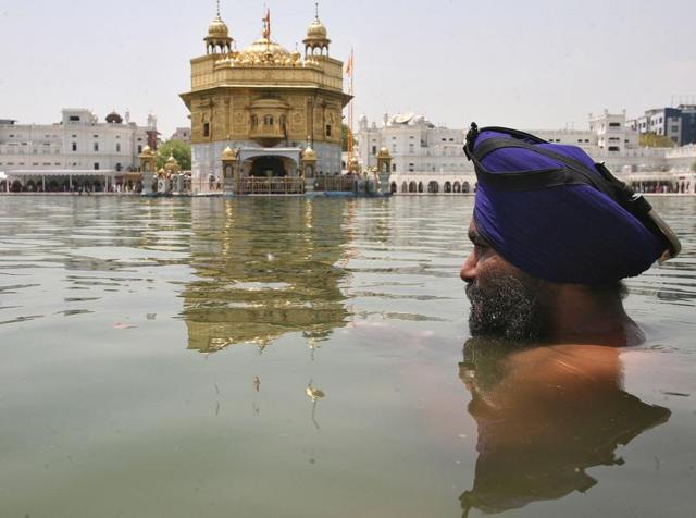 The protesters have their own double-standards too. If the Rehat Maryada was followed to the letter then only Amritdhari (baptised) Sikhs would be allowed to marry at a Gurdwara (Representative photo)(REUTERS)
