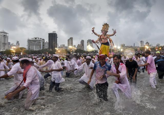Devotees carry a Ganesh idol to immerse it in the Arabian Sea at Girgaum Chowpatty on the final day of Ganeshotsav, on Thursday. (Kunal Patil / HT Photo) Devotees carry a Ganesh idol to immerse it in the Arabian Sea at Girgaum Chowpatty on the final day of Ganeshotsav, on Thursday. (Kunal Patil / HT Photo)