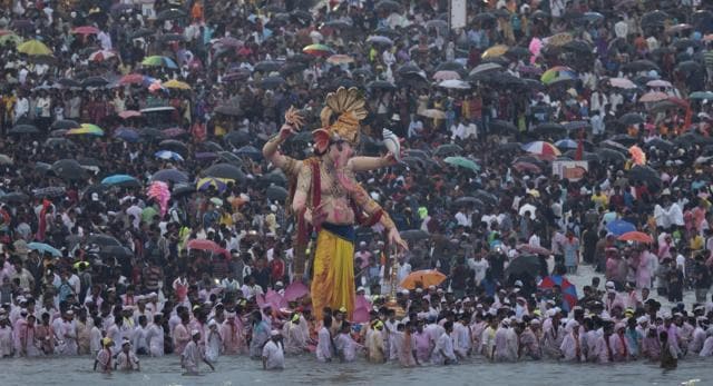 Rain fails to deter devotees from participating in the immersion procession on Thursday. (Satish Bate/HT Photo) Rain fails to deter devotees from participating in the immersion procession on Thursday. (Satish Bate/HT Photo)