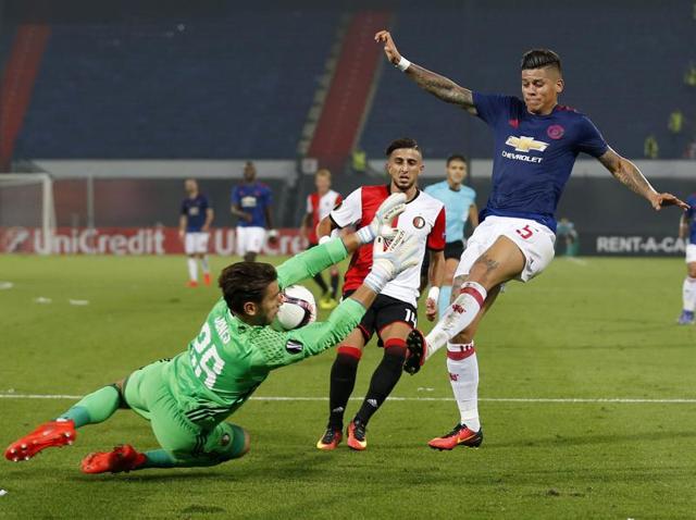 Manchester United's Marcus Rashford (R) and Feyenoord's Eric Botteghin vie for the ball. (AFP Photo) Manchester United's Marcus Rashford (R) and Feyenoord's Eric Botteghin vie for the ball. (AFP Photo)