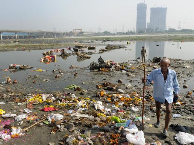 Plastic waste and other garbage drift on the surface of the ankle-deep river at the close of the Ganesh Chathurthi festivities. (Burhaan Kinu/HT PHOTO)