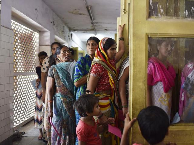 South Delhi Municipal Corporation is receiving many cases of fever suspected to be dengue or chikungunya . (Saumya Khandelwal/HT File) South Delhi Municipal Corporation is receiving many cases of fever suspected to be dengue or chikungunya . (Saumya Khandelwal/HT File)