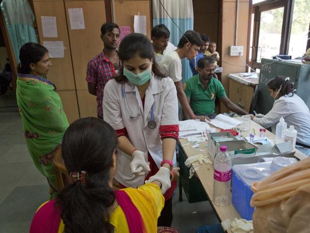 A doctor administers an injection to a woman at a fever clinic especially set up to cater to those suffering from fever, one of the main symptoms of several mosquito-borne diseases, at Ram Manohar Lohia hospital in New Delhi.(AP)