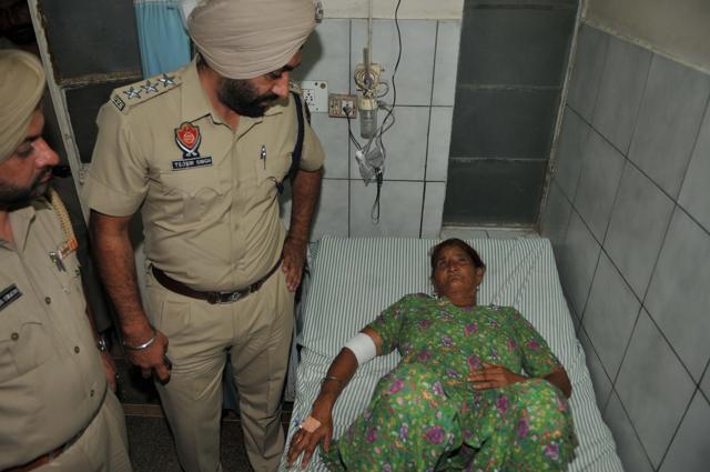 The injured undergoing treatment at the local hospital. (Pardeep Pandit/HT Photo)