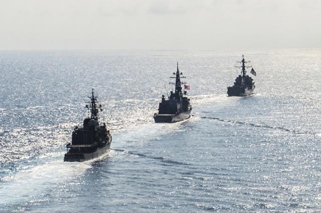 Arrleigh Burke-class guided-missile destroyer USS Mustin (DDG 89) transits in formation with Japan Maritime Self-Defense Force ships JS Kirisame (DD 104) and JS Asayuki (DD 132) during bilateral training in South China Sea on April 21, 2015. (Reuters File Photo) Arrleigh Burke-class guided-missile destroyer USS Mustin (DDG 89) transits in formation with Japan Maritime Self-Defense Force ships JS Kirisame (DD 104) and JS Asayuki (DD 132) during bilateral training in South China Sea on April 21, 2015. (Reuters File Photo)