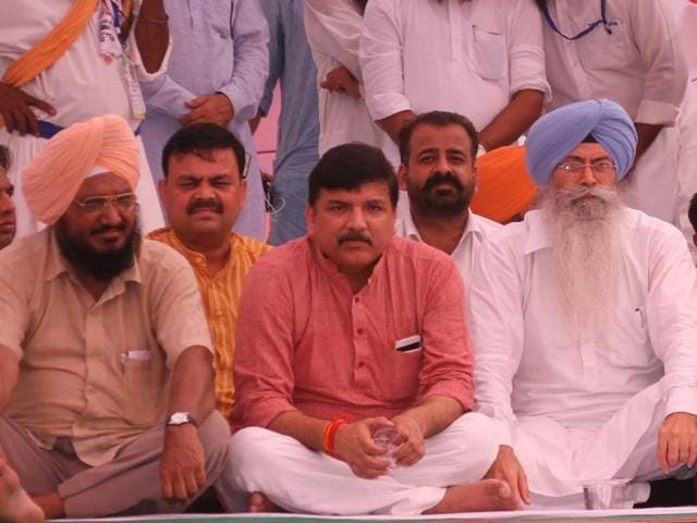 (From left) AAP MP Sadhu Singh, Punjab affairs in-charge Sanjay Singh, Dakha assembly segment candidate HS Phoolka and other leaders at the party’s rally at Chhapar mela near Ludhiana on Friday.(JS Grewal/HT Photo)