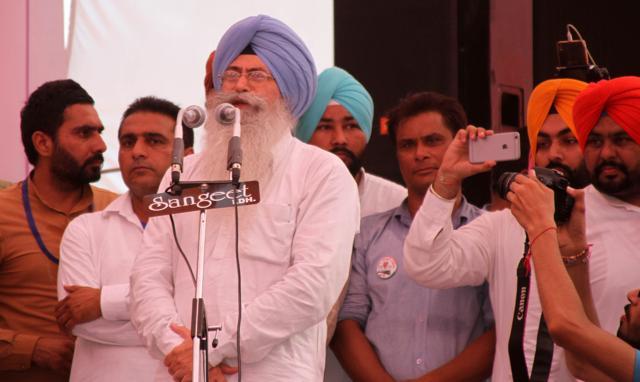 Phoolka addressing the Chhapar mela rally of the AAP near Ludhiana on Friday. (JS Grewal/HT Photo) Phoolka addressing the Chhapar mela rally of the AAP near Ludhiana on Friday. (JS Grewal/HT Photo)
