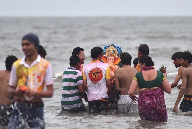 People bid farewell to Bappa at Juhu beach on Thursday. (Pratham Gokhale / HT Photo)
