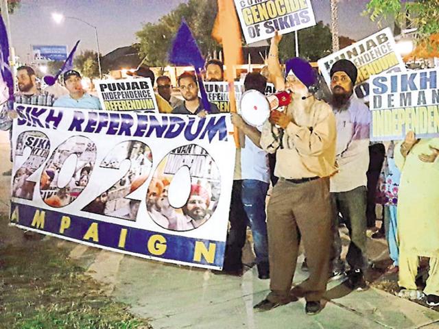 Activists of Sikhs for Justice protesting against Aam Aadmi Party’s Punjab convener Gurpreet Ghuggi during his visit to California in the US on Thursday.(HT photo)