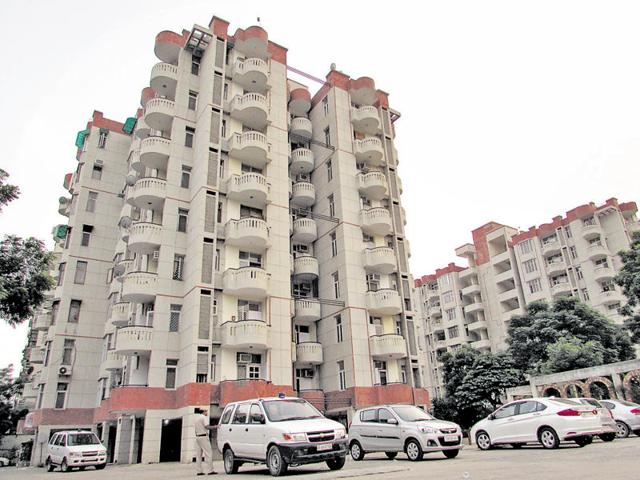 The woman, Jayarani, lived in flat number 107 on the first floor of Brothers Apartment in Sector 55. Police are waiting for CCTV camera footage from the area. (HT Photo) The woman, Jayarani, lived in flat number 107 on the first floor of Brothers Apartment in Sector 55. Police are waiting for CCTV camera footage from the area. (HT Photo)