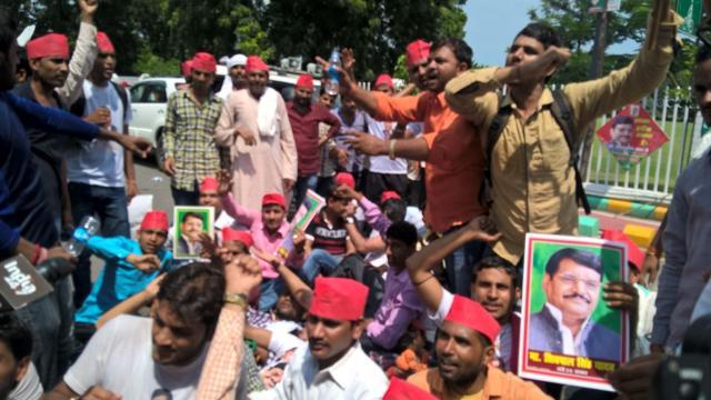 Supporters of Shivpal Yadav at party headquarters in Lucknow on Sep 17, 2016. (Pankaj Jaiswal / HT Photo ) Supporters of Shivpal Yadav at party headquarters in Lucknow on Sep 17, 2016. (Pankaj Jaiswal / HT Photo )