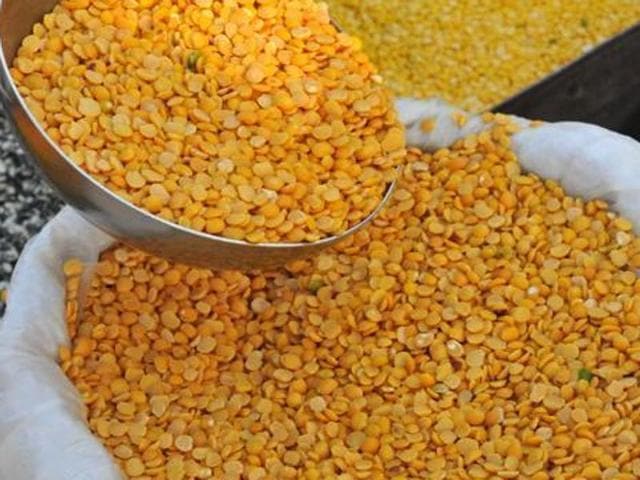 Singh said that more than 500 acres of land has been under arhar and about 40 to 50% of the crop has been found under the pest and fungus attack.(HT File Photo)