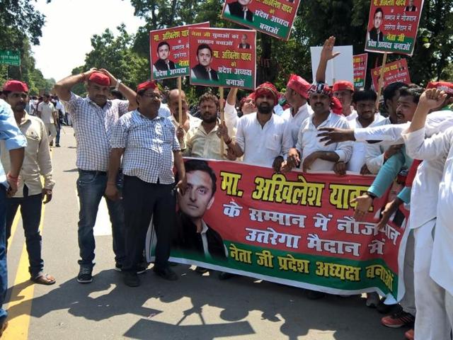 Supporters of Uttar Pradesh CM Akhilesh Yadav as well those of his uncle Shivpal Yadav began gathering at Samajwadi Party state HQ in Lucknow on Saturday morning. Supporters of Uttar Pradesh CM Akhilesh Yadav as well those of his uncle Shivpal Yadav began gathering at Samajwadi Party state HQ in Lucknow on Saturday morning.