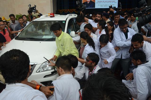 Protesting medical students of the All India Institute of Medical Sciences (AIIMS) Bhopal try to block Union health minister JP Nadda’s car. (Chandresh Mathur/ HT Photo)