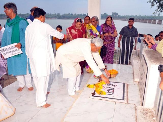 Bihar chief minister Nitish Kumar with Medha Patkar arrives to pay floral tributes at Gandhi Samadhi in Barwani on Friday.(Shankar Mourya/HT)