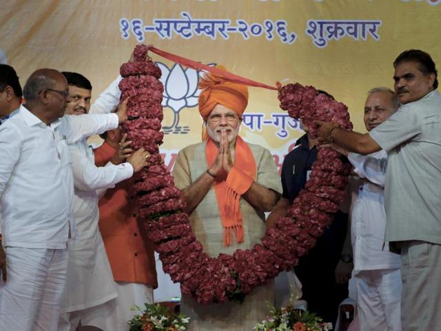 Gujarat ministers welcome Prime Minister Narendra Modi at the airport in Ahmedabad. (Siddharaj Solanki/ HT Photo) Gujarat ministers welcome Prime Minister Narendra Modi at the airport in Ahmedabad. (Siddharaj Solanki/ HT Photo)