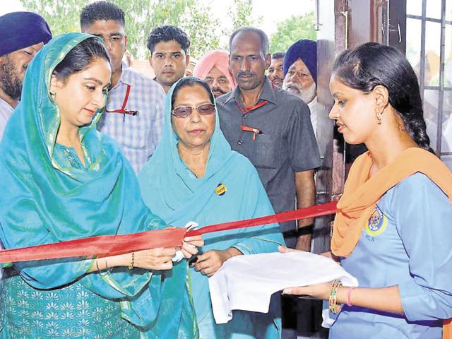 Union food processing minister Harsimrat Kaur Badal inaugurating a sewa kendra at a village in Bathinda on Friday. (HT Photo) Union food processing minister Harsimrat Kaur Badal inaugurating a sewa kendra at a village in Bathinda on Friday. (HT Photo)