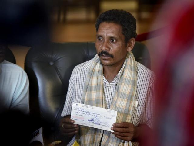 Dana Majhi at a press meet at Ashok Hotel, New Delhi.(Virendra Singh Gosain/HT PHOTO) Dana Majhi at a press meet at Ashok Hotel, New Delhi.(Virendra Singh Gosain/HT PHOTO)