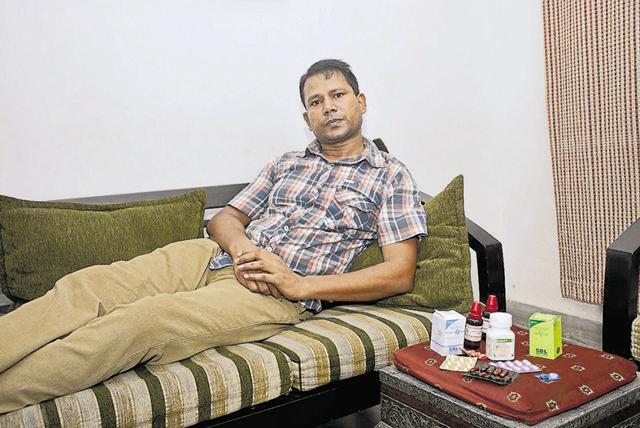 Arun Kumar was diagnosed with chikungunya two weeks ago in Vasundhara, Ghaziabad. (Sakib Ali /Hindustan Times) Arun Kumar was diagnosed with chikungunya two weeks ago in Vasundhara, Ghaziabad. (Sakib Ali /Hindustan Times)