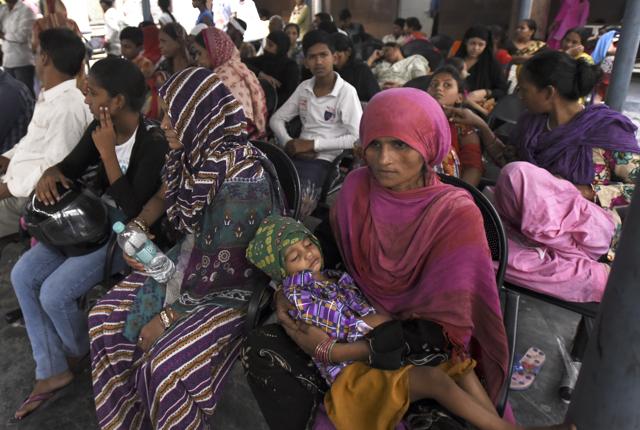 Patients suffering from fever wait to get tested at GTB Hospital in East Delhi’s Dilshad garden. (Sonu Mehta/HT Photo) Patients suffering from fever wait to get tested at GTB Hospital in East Delhi’s Dilshad garden. (Sonu Mehta/HT Photo)