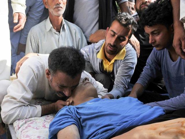 Father of a 10-year-old Nasir Shafi Qazi cries during a funeral procession on the outskirts of Srinagar on Saturday. The Family has alleged he was shot with pellets by security forces during clashes in the area earlier .(Waseem Andrabi/HT)