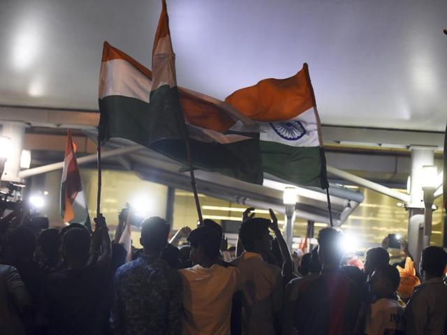 Supporters hold up Indian flags as they await Deepa’s arrival. (Sonu Mehta/HT PHOTO)