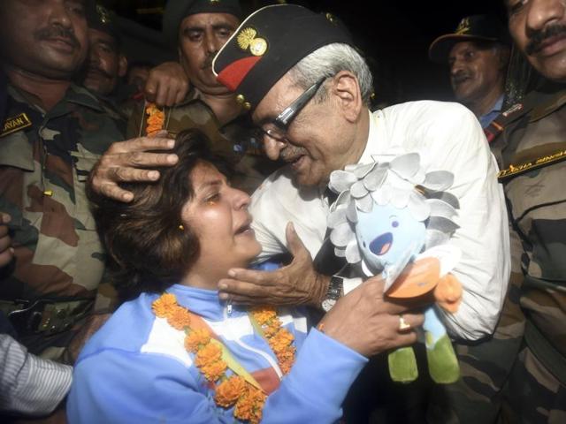 Colonel BK Nagpal, Deepa Malik’s father, congratulates her on her return. Malik won silver with a best throw of 4.61 metres in the final. (Sonu Mehta/HT PHOTO)