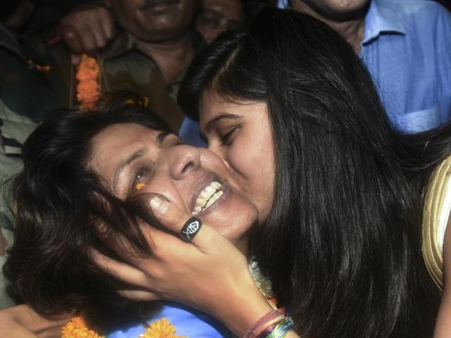 Deepa Malik’s gets a kiss on the cheek from her daughter. (Sonu Mehta/HT PHOTO)