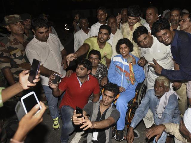 Supporters take pictures with Deepa Malik as she flaunts her silver medal. (Sonu Mehta/HT PHOTO)