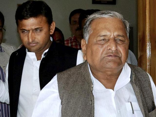 Samajwadi Party chief Mulayam Singh Yadav (right) with his son Akhilesh Yadav at a press conference in March 2012. The party had yet to announce Akhilesh as its chief ministerial candidate at the time.(Arvind Yadav/HT File Photo)