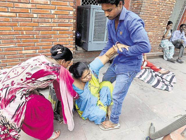 A chikungunya patient outside Lok Nayak Hospital on Saturday. (Sanjeev Verma/Hindustan Times) A chikungunya patient outside Lok Nayak Hospital on Saturday. (Sanjeev Verma/Hindustan Times)