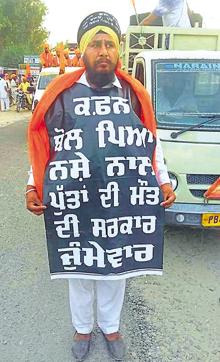 Mukhtyar Singh carrying an anti-drug message on his body. (HT Photo) Mukhtyar Singh carrying an anti-drug message on his body. (HT Photo)