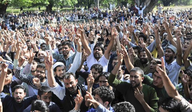 Protesters shout pro-freedom slogans during the funeral procession of Nasir Shafi Qazi in Srinagar. Nasir’s family alleged he was shot with pellets by security forces during clashes in the area on Friday, Sep 16, 2016. (Waseem Andrabi / HT Photo ) Protesters shout pro-freedom slogans during the funeral procession of Nasir Shafi Qazi in Srinagar. Nasir’s family alleged he was shot with pellets by security forces during clashes in the area on Friday, Sep 16, 2016. (Waseem Andrabi / HT Photo )