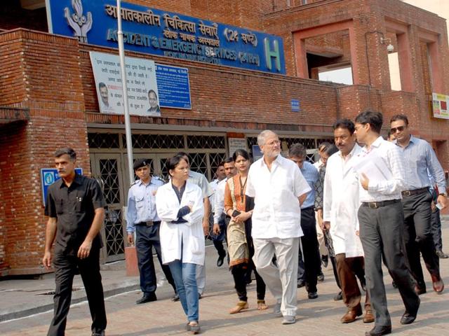 Lieutenant governor Najeeb Jung directed officials to deploy more doctors in Delhi hospitals to deal with the spurt in cases of chikungunya and dengue.(HT Photo)
