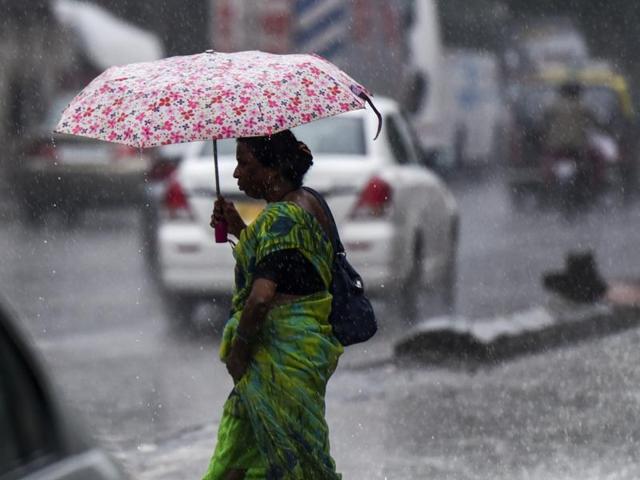 Weather bureau has predicted heavy to very heavy rain to continue over the Konkan coast, including Mumbai on Monday and Tuesday(Pratik Chorge/HT Photo)