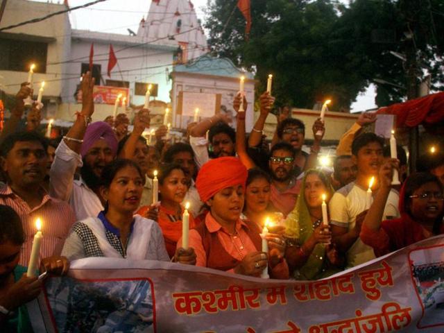 People hold a candlelight vigil to pray for soldiers killed in a terror attack at an army base in Jammu and Kashmir's Uri near the Line of Control, in Lucknow on Sunday.(PTI) People hold a candlelight vigil to pray for soldiers killed in a terror attack at an army base in Jammu and Kashmir's Uri near the Line of Control, in Lucknow on Sunday.(PTI)