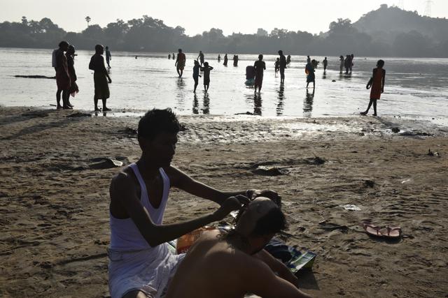 The ritualistic bath and shaving off of one’s hair before performing pind daan in Gaya. (Saumya Khandelwal/HT PHOTO) The ritualistic bath and shaving off of one’s hair before performing pind daan in Gaya. (Saumya Khandelwal/HT PHOTO)