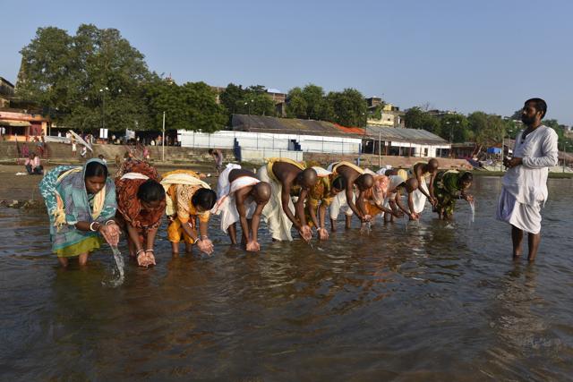 People perform tarpan in the Phalgu river during the pitrapaksha mela in Gaya (Saumya Khandelwal/HT PHOTO) People perform tarpan in the Phalgu river during the pitrapaksha mela in Gaya (Saumya Khandelwal/HT PHOTO)