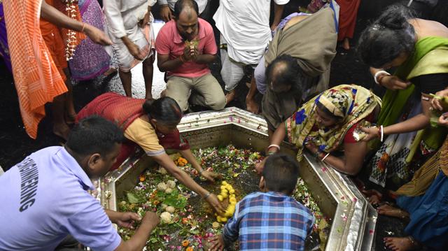 People pray at the imprint of Lord Vishu’s feet at the Sri Vishnupad temple in Gaya. (Saumya Khandelwal/HT PHOTO) People pray at the imprint of Lord Vishu’s feet at the Sri Vishnupad temple in Gaya. (Saumya Khandelwal/HT PHOTO)