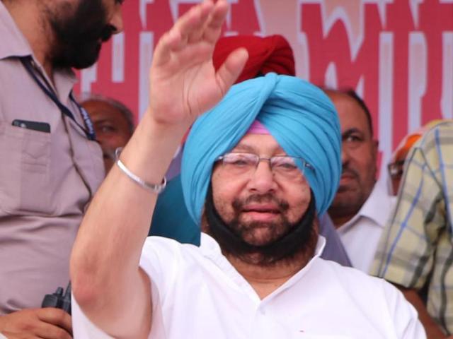 Amarinder and Asha Kumari in Ajnala near Amritsar on Saturday. (HT Photo) Amarinder and Asha Kumari in Ajnala near Amritsar on Saturday. (HT Photo)