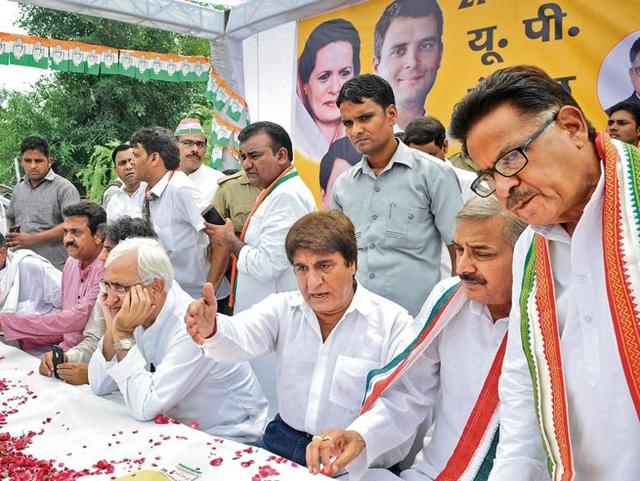 The Congress leaders blamed the SP government for poor and order situation. (Sunil Ghosh/HT Photo) The Congress leaders blamed the SP government for poor and order situation. (Sunil Ghosh/HT Photo)
