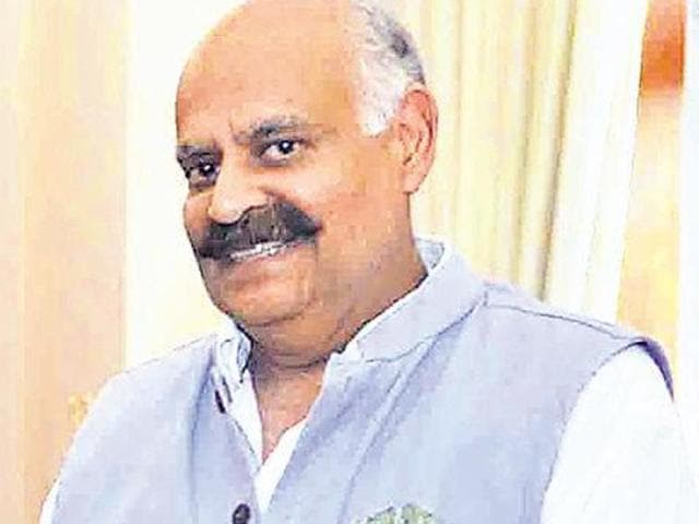 VP Singh Badnore has instructed officials to come up with a mechanism where residents don’t have to go to any public authority to lodge their complaint.(HT File) VP Singh Badnore has instructed officials to come up with a mechanism where residents don’t have to go to any public authority to lodge their complaint.(HT File)