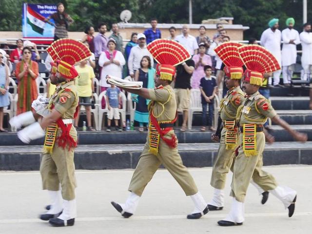 The crowd backed its soldiers with the slogans of ‘Hindustan Zindabad’, ‘Bharat Mata Ki Jai’, and ‘Vande Mataram’. (Sameer Sehgal/HT Photo)
