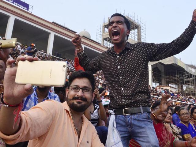 Visitor shouting at the top of their voices at the border in Amritsar on Monday. (Sameer Sehgal/HT Photo)