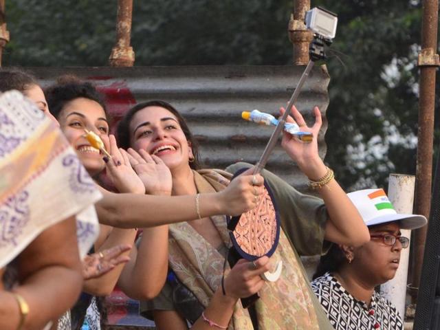 Visitors taking selfie during the retreat ceremony on Monday. (Sameer Sehgal/HT Photo )