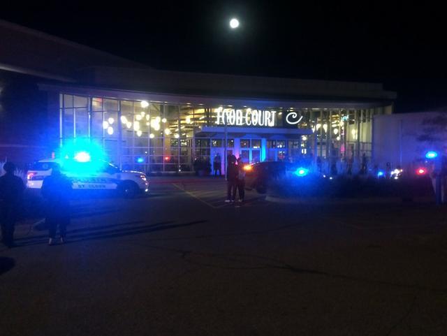 Police activity at the scene of a stabbing at the Crossroads Center mall in St. Cloud, Minnesota. (AFP Photo) Police activity at the scene of a stabbing at the Crossroads Center mall in St. Cloud, Minnesota. (AFP Photo)