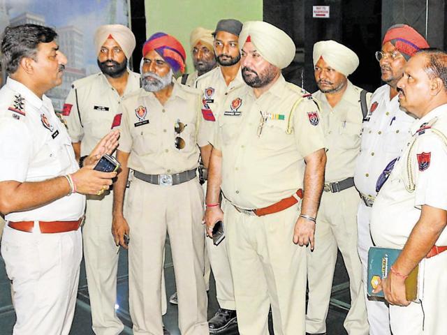 Police cheaking security arrangement at JMD Mall near Jagraon Bridge in Ludhiana on Sunday. (HT photo) Police cheaking security arrangement at JMD Mall near Jagraon Bridge in Ludhiana on Sunday. (HT photo)