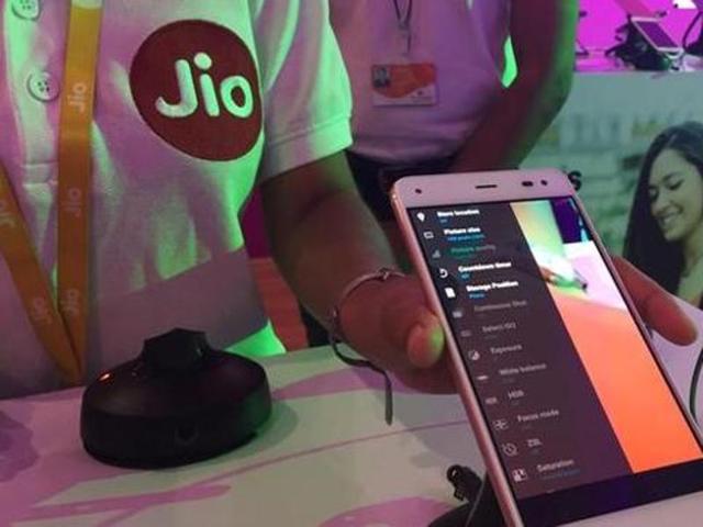 A Reliance employee demonstrates Jio LYF phone at their headquarters on the outskirts of Mumbai.(Reuters) A Reliance employee demonstrates Jio LYF phone at their headquarters on the outskirts of Mumbai.(Reuters)