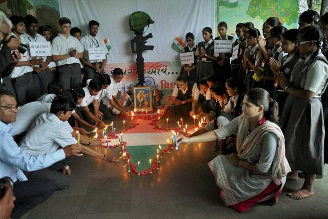 School children paying tribute to the Army soldiers who were killed Uri attack in Surat on Monday. (PTI)